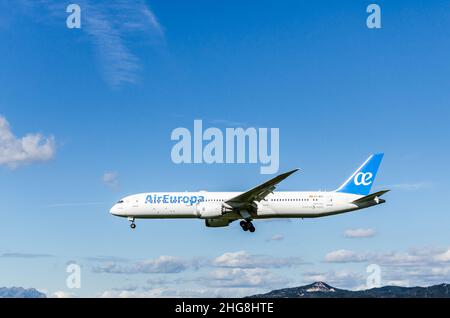 Barcellona, Spagna; 1 novembre 2021: Aereo Boeing 787 della compagnia aerea Air Europa, che atterra all'aeroporto Josep Tarradellas di Barcellona-El Prat Foto Stock