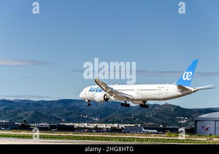 Barcellona, Spagna; 1 novembre 2021: Aereo Boeing 787 della compagnia aerea Air Europa, che atterra all'aeroporto Josep Tarradellas di Barcellona-El Prat Foto Stock