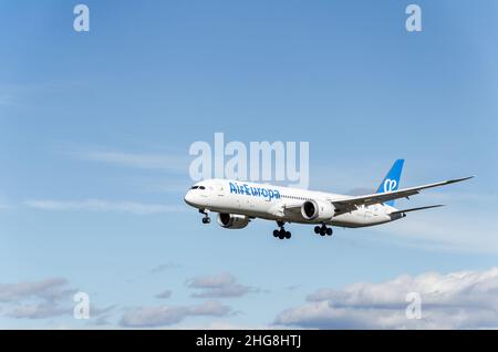 Barcellona, Spagna; 1 novembre 2021: Aereo Boeing 787 della compagnia aerea Air Europa, che atterra all'aeroporto Josep Tarradellas di Barcellona-El Prat Foto Stock