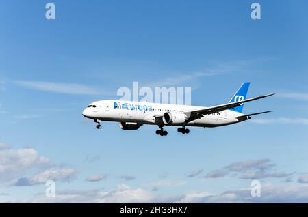 Barcellona, Spagna; 1 novembre 2021: Aereo Boeing 787 della compagnia aerea Air Europa, che atterra all'aeroporto Josep Tarradellas di Barcellona-El Prat Foto Stock