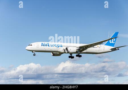 Barcellona, Spagna; 1 novembre 2021: Aereo Boeing 787 della compagnia aerea Air Europa, che atterra all'aeroporto Josep Tarradellas di Barcellona-El Prat Foto Stock