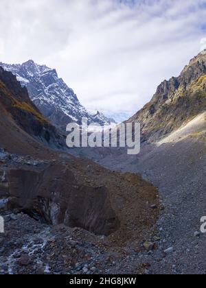 Vista del ghiacciaio Chalaadi in una giornata autunnale vicino a Mestia nella regione di Svaneti, Georgia. Foto verticale Foto Stock