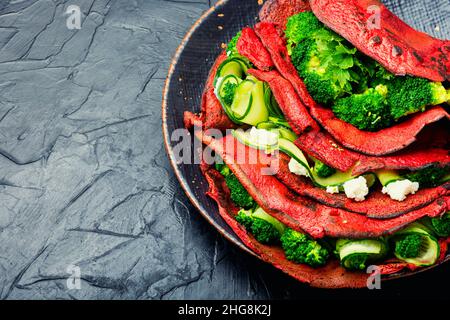 Frittelle di barbabietole farcite di verdure. Dieta alimentare. Flapjack vegetale, spazio copia Foto Stock