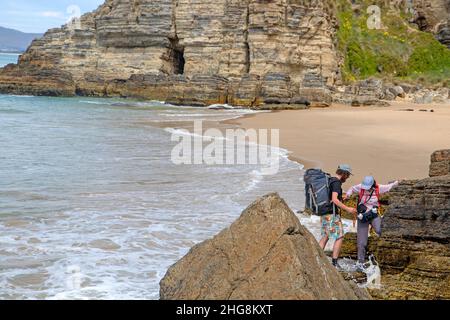 Camminatori sulla baia di Moorina sulla pista di Cape Queen Elizabeth Foto Stock