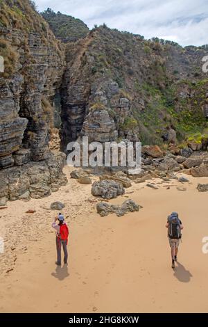 Camminatori sulla baia di Moorina sulla pista di Cape Queen Elizabeth Foto Stock