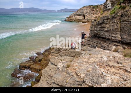 Camminatori sulla baia di Moorina sulla pista di Cape Queen Elizabeth Foto Stock