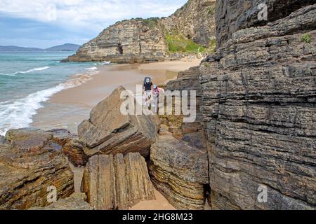 Camminatori sulla baia di Moorina sulla pista di Cape Queen Elizabeth Foto Stock