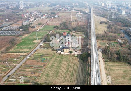 Hangzhou, Hangzhou, Cina. 19th Jan 2022. Il 19 gennaio 2022, la ferrovia di Hu Hang, che è stata completamente posata e collegata, è stata vista dall'aria. Recentemente, come progetto di supporto chiave per i Giochi Asiatici di Hangzhou del 2022, l'intera linea della ferrovia di Hangzhou è stata posata e collegata, gettando una solida base per il suo completamento e l'apertura prima di Hangzhou Asian Games.As la prima ferrovia ad alta velocità in costruzione nella provincia di Zhejiang, La ferrovia di Huzhou Hangzhou passa attraverso la nuova area di Taihu Sud, il distretto di Wuxing e la contea di Deqing della città di Huzhou, il distretto di Yuhang Foto Stock