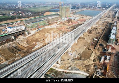 Hangzhou, Hangzhou, Cina. 19th Jan 2022. Il 19 gennaio 2022, la ferrovia di Hu Hang, che è stata completamente posata e collegata, è stata vista dall'aria. Recentemente, come progetto di supporto chiave per i Giochi Asiatici di Hangzhou del 2022, l'intera linea della ferrovia di Hangzhou è stata posata e collegata, gettando una solida base per il suo completamento e l'apertura prima di Hangzhou Asian Games.As la prima ferrovia ad alta velocità in costruzione nella provincia di Zhejiang, La ferrovia di Huzhou Hangzhou passa attraverso la nuova area di Taihu Sud, il distretto di Wuxing e la contea di Deqing della città di Huzhou, il distretto di Yuhang Foto Stock