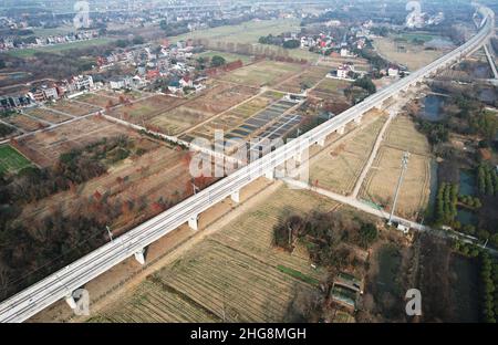 Hangzhou, Hangzhou, Cina. 19th Jan 2022. Il 19 gennaio 2022, la ferrovia di Hu Hang, che è stata completamente posata e collegata, è stata vista dall'aria. Recentemente, come progetto di supporto chiave per i Giochi Asiatici di Hangzhou del 2022, l'intera linea della ferrovia di Hangzhou è stata posata e collegata, gettando una solida base per il suo completamento e l'apertura prima di Hangzhou Asian Games.As la prima ferrovia ad alta velocità in costruzione nella provincia di Zhejiang, La ferrovia di Huzhou Hangzhou passa attraverso la nuova area di Taihu Sud, il distretto di Wuxing e la contea di Deqing della città di Huzhou, il distretto di Yuhang Foto Stock