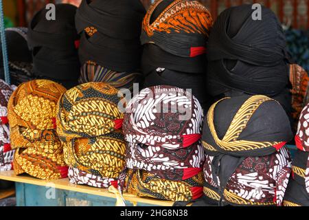 Un blangkon o Belangkon (in indonesiano) è un bretella di fissaggio giavanese tradizionale indossata da uomini e fatta di tessuto batik. Ci sono quattro tipi di blangkon. Foto Stock