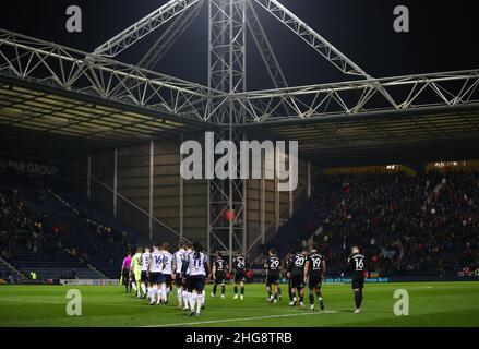 Preston, Inghilterra, 18th gennaio 2022. Le squadre escono durante la partita del Campionato Sky Bet a Deepdale, Preston. Il credito dovrebbe essere: Simon Bellis / Sportimage Foto Stock