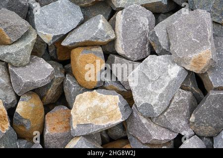 River Stone Foundation è un tipo di fondazione poco profonda utilizzato in edifici con carichi leggeri come le case. La fondazione in pietra del fiume è composta. Foto Stock