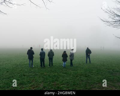 Una partita di calcio fogbound Sunday League / amatoriale che si gioca su una fredda nebbia invernale mattina in Surrey Inghilterra Regno Unito Foto Stock