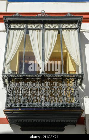 Vecchio balcone nella città di Carmona in Andalusia in Spagna Foto Stock