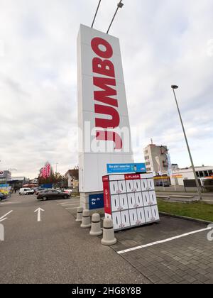 Basilea, Svizzera - 20 dicembre 2021: Grande logotipo OOH con Jumbo - Home improvement store a Basilea, Svizzera poche auto parcheggiate Foto Stock