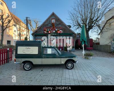 Strasburgo, Francia - 1 gennaio 2022: Ristorante chiuso la Vignette con vintage Renault van parcheggiato di fronte - facciata decorata per Natale Foto Stock