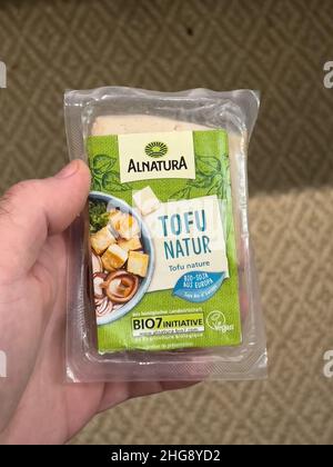 Parigi, Francia - 7 gennaio 2022: Pacchetto di tenuta a mano maschile POV con formaggio Alnatura tofu Natur - alimenti biologici biologici Foto Stock