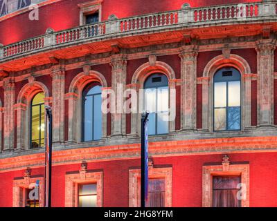 Royal Albert Hall con i proiettori che si accendono al crepuscolo Kensington Gore Borough di Kensington e Chelsea London Inghilterra Foto Stock