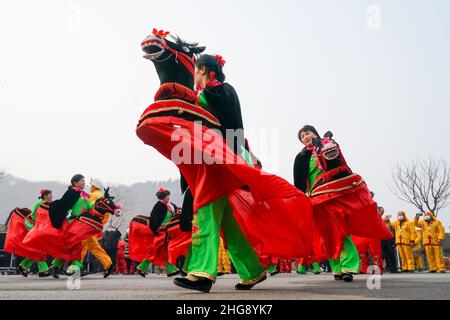 Huaian, la provincia cinese di Jiangsu. 19th Jan 2022. Gli artisti popolari presentano la performance del patrimonio culturale immateriale locale nella contea di Xuyi di Huaian, provincia cinese orientale di Jiangsu, 19 gennaio 2022. Mentre il Festival di Primavera si avvicina, una serie di eventi che mostrano il patrimonio culturale immateriale locale si è tenuta qui nella contea di Xuyi fino al febbraio 18. Credit: Li Bo/Xinhua/Alamy Live News Foto Stock