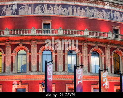 Royal Albert Hall con i proiettori che si accendono al crepuscolo Kensington Gore Borough di Kensington e Chelsea London Inghilterra Foto Stock