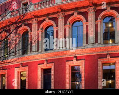 Royal Albert Hall con i proiettori che si accendono al crepuscolo Kensington Gore Borough di Kensington e Chelsea London Inghilterra Foto Stock