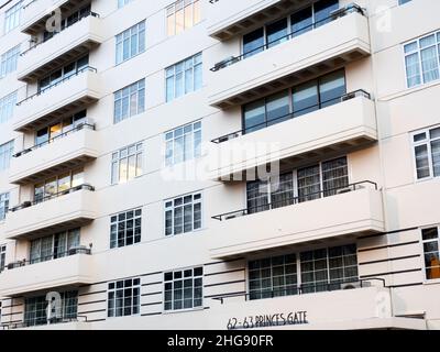 Princes Gate Art Deco Apartment Building sulla Exhibition Road South Kensington Borough of Kensington and Chelsea London England Foto Stock