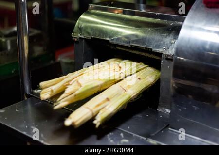 Delizioso e colorato cibo locale - succo di canna da zucchero sul mercato. Cucina tradizionale vietnamita a ho Chi Minh, Vietnam. Foto Stock