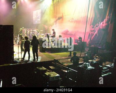 Il concerto ha ottenuto una vendita record come il più grande concerto tailandese nel Regno Unito , il pubblico è venuto da tutto il Regno Unito , il concerto si è svolto presso il municipio di Hammersmith e ha avuto un pubblico di 2000 persone . Chang Beer è stato il principale sponsor insieme con ASCO Foods, Lebara, Millennium Hotel, Kappok, ora, Charm.The Heron, Mango Tree, Thai Rice, Nuntee, Bangkok House, a Thai, Patara, Thai Silk con contribuito a raggiungere il grande risultato. E 'anche mercato il 20 ° anniversario di Nuvo a World Famous Thai Band . Foto Stock