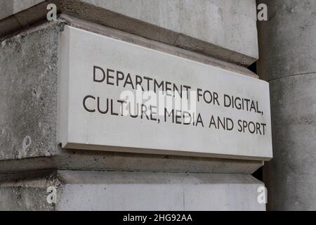 Firmare fuori dagli uffici del Dipartimento governativo britannico per il digitale, la cultura, i media e lo sport (DCMS), Whitehall, Londra. Foto Stock