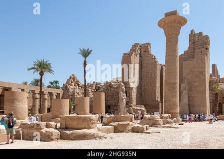 Luxor, Egitto - Settembre 21 2021: Il complesso del Tempio di Karnak consiste di un certo numero di templi, cappelle e altri edifici nella forma di un villaggio. Foto Stock