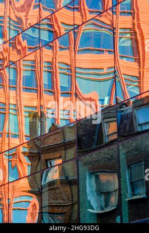 Riflessi astratti di edifici vecchi e moderni nel centro di Londra, Regno Unito. Foto Stock