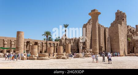 Luxor, Egitto - Settembre 21 2021: Il complesso del Tempio di Karnak consiste di un certo numero di templi, cappelle e altri edifici nella forma di un villaggio. Foto Stock