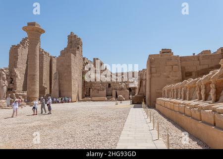 Luxor, Egitto - Settembre 21 2021: Il complesso del Tempio di Karnak consiste di un certo numero di templi, cappelle e altri edifici nella forma di un villaggio. Foto Stock