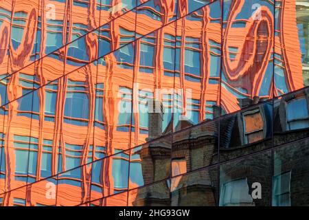 Riflessi astratti di edifici vecchi e moderni nel centro di Londra, Regno Unito. Foto Stock