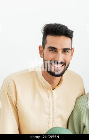 giovane musulmano che guarda la macchina fotografica a casa Foto Stock