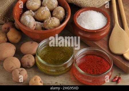 Patate in umido con sale e salse delle Canarie Foto Stock