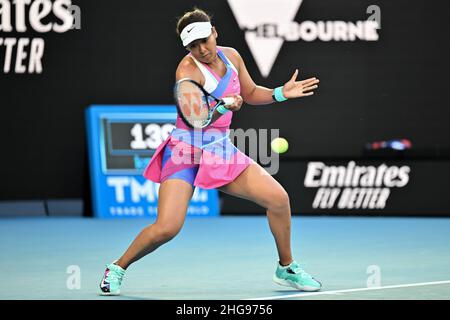 Melbourne, Australia. 19th Jan 2022. 13th Seed NAOMI OSAKA (JPN) in azione contro MADISON BRENGLE (USA) su Rod Laver Arena in una partita di Women's Singles 2nd il giorno 3 dell'Australian Open 2022 di Melbourne, Australia. Sydney Low/Cal Sport Media. Osaka ha vinto le 6:0 6:4. Credit: csm/Alamy Live News Foto Stock