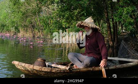 Huong Tempio fiume in Vietnam, bellissimo paesaggio e paesaggio, molto rilassante atmosfera Foto Stock