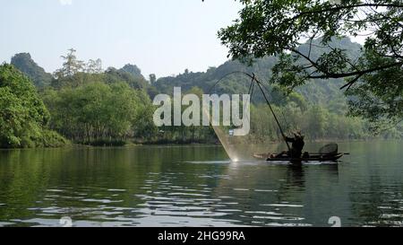 Huong Tempio fiume in Vietnam, bellissimo paesaggio e paesaggio, molto rilassante atmosfera Foto Stock