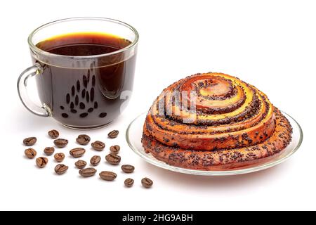 Cannella bagna cosparso di semi di papavero e tazza di caffè isolato su sfondo bianco. Foto Stock