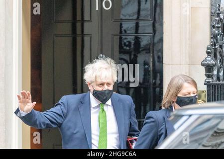 Londra, Regno Unito. 19th Jan 2022. Boris Johnson, MP, primo Ministro, lascia 10 Downing Street per le domande del primo Ministro credito: Ian Davidson/Alamy Live News Foto Stock