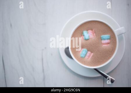 Una tazza di cacao con marshmallows in un caffè su un tavolo di legno Foto Stock