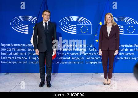 Strasburgo, Francia. 19 gennaio 2022, Francia, Straßburg: Emmanuel Macron (l, LaREM), presidente della Francia, e Roberta Metsola (Partit Nazzjonalista), presidente del Parlamento europeo, si trovano nell'edificio del Parlamento europeo. Nel corso della sessione plenaria odierna del Parlamento europeo, il Presidente francese Emmanuel Macron terrà, tra l'altro, un discorso e presenterà gli obiettivi della prossima Presidenza del suo paese. Foto: Philipp von Ditfurth/dpa Credit: dpa Picture Alliance/Alamy Live News Foto Stock