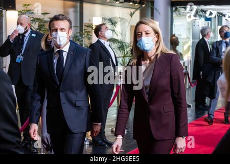 Strasburgo, Francia. 19 gennaio 2022, Francia, Straßburg: Emmanuel Macron (l, LaREM), presidente della Francia, e Roberta Metsola (r, Partit Nazzjonalista), presidente del Parlamento europeo, attraversano l'edificio del Parlamento europeo. Durante la sessione plenaria odierna del Parlamento europeo, il Presidente francese Emmanuel Macron, tra gli altri, terrà un discorso e presenterà gli obiettivi della prossima Presidenza del suo paese. Foto: Philipp von Ditfurth/dpa Credit: dpa Picture Alliance/Alamy Live News Foto Stock