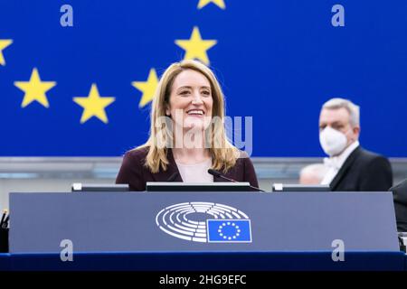 Strasburgo, Francia. 19 gennaio 2022, Francia, Straßburg: Roberta Metsola (Partit Nazzjonalista), Presidente del Parlamento europeo, siede nella Camera del Parlamento europeo all'inizio della sessione plenaria. Nel corso dell'odierna sessione plenaria del Parlamento europeo, tra gli altri, il Presidente francese Macron terrà un discorso e presenterà gli obiettivi della Presidenza iniziale del Consiglio del suo paese. Foto: Philipp von Ditfurth/dpa Credit: dpa Picture Alliance/Alamy Live News Foto Stock