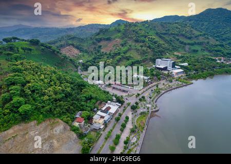 Vista aerea della spiaggia di Amahami all'alba, Bima, Isola di Sumbawa, Nusa Tenggara occidentale, Indonesia Foto Stock