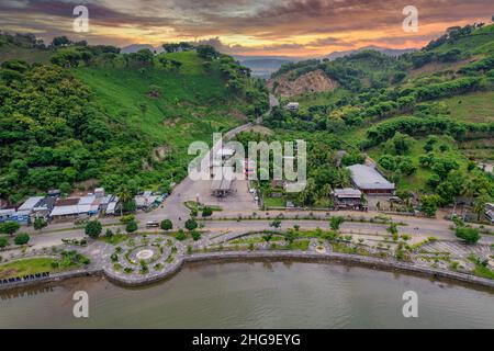 Vista aerea della spiaggia di Amahami all'alba, Bima, Isola di Sumbawa, Nusa Tenggara occidentale, Indonesia Foto Stock