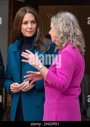 La Duchessa di Cambridge parte dopo una visita al Foundling Museum di Londra, per saperne di più sul settore della cura e incontrare rappresentanti di tutto il sistema, compresi quelli con esperienza diretta di vivere in cura. Data foto: Mercoledì 19 gennaio 2022. Foto Stock