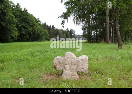 Vecchia croce di pietra con un rilievo della croce - croce di conciliazione vicino al villaggio di Hubenov, regione di Pilsen Foto Stock